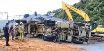 Sarıyer'de hafriyat kamyonu devrildi