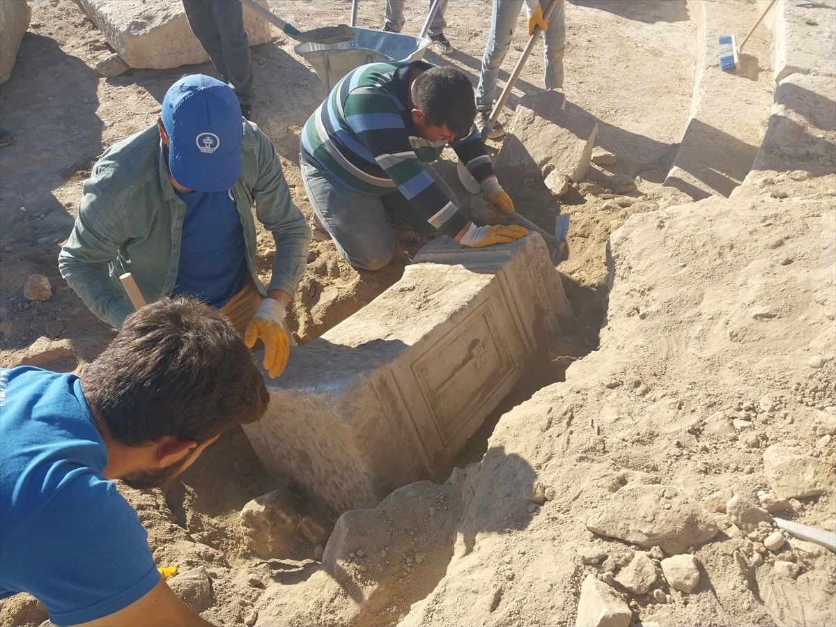 Konya'da antik kentte 1800 yıllık sunak bulundu