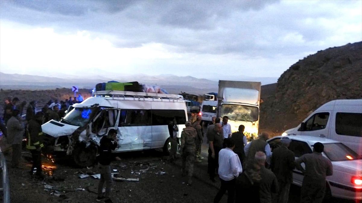Van'da minibüs ile kamyonetin çarpıştığı kazada 1 kişi öldü, 11 kişi yaralandı