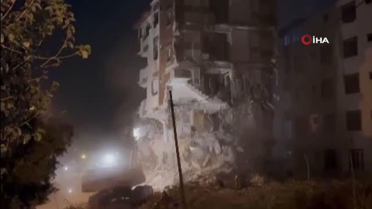 Yıkım esnasında 6 katlı binanın iş makinesinin üzerine çökme anı kamerada