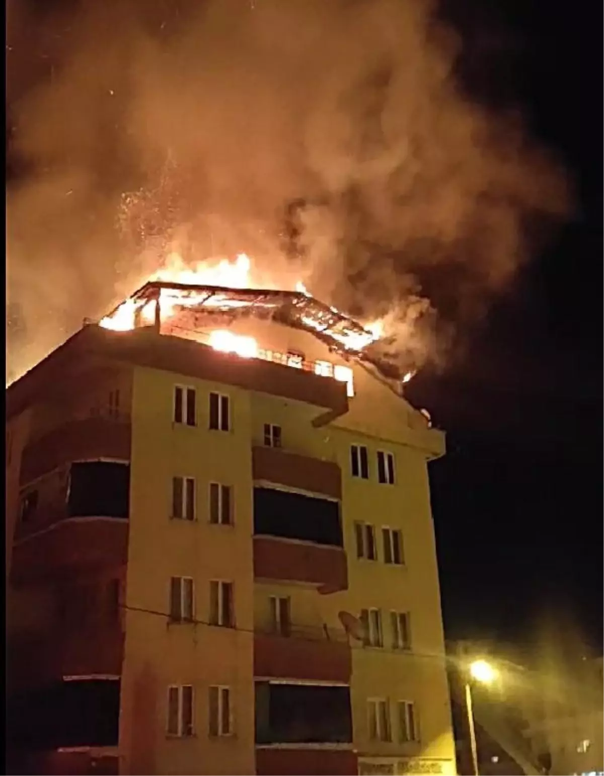 Düzce'de 5 Katlı Binada Çıkan Yangın Kontrol Altına Alındı