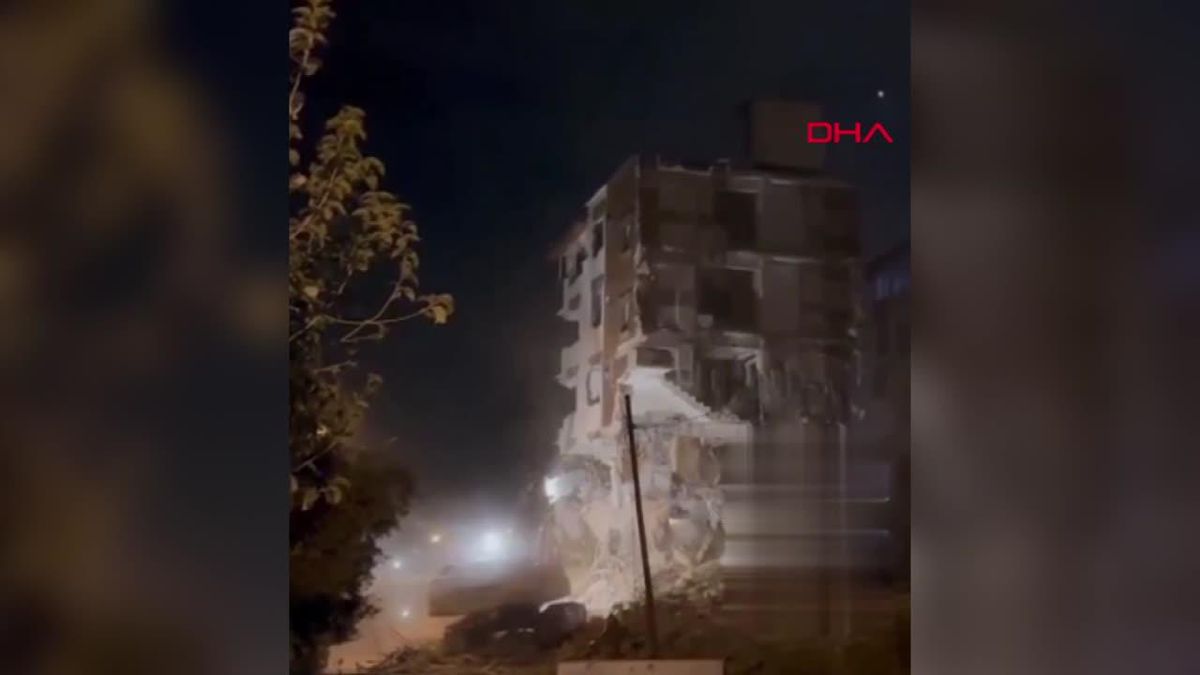 Depremde hasarlı bina yıkılırken iş makinesi üzerine çöktü