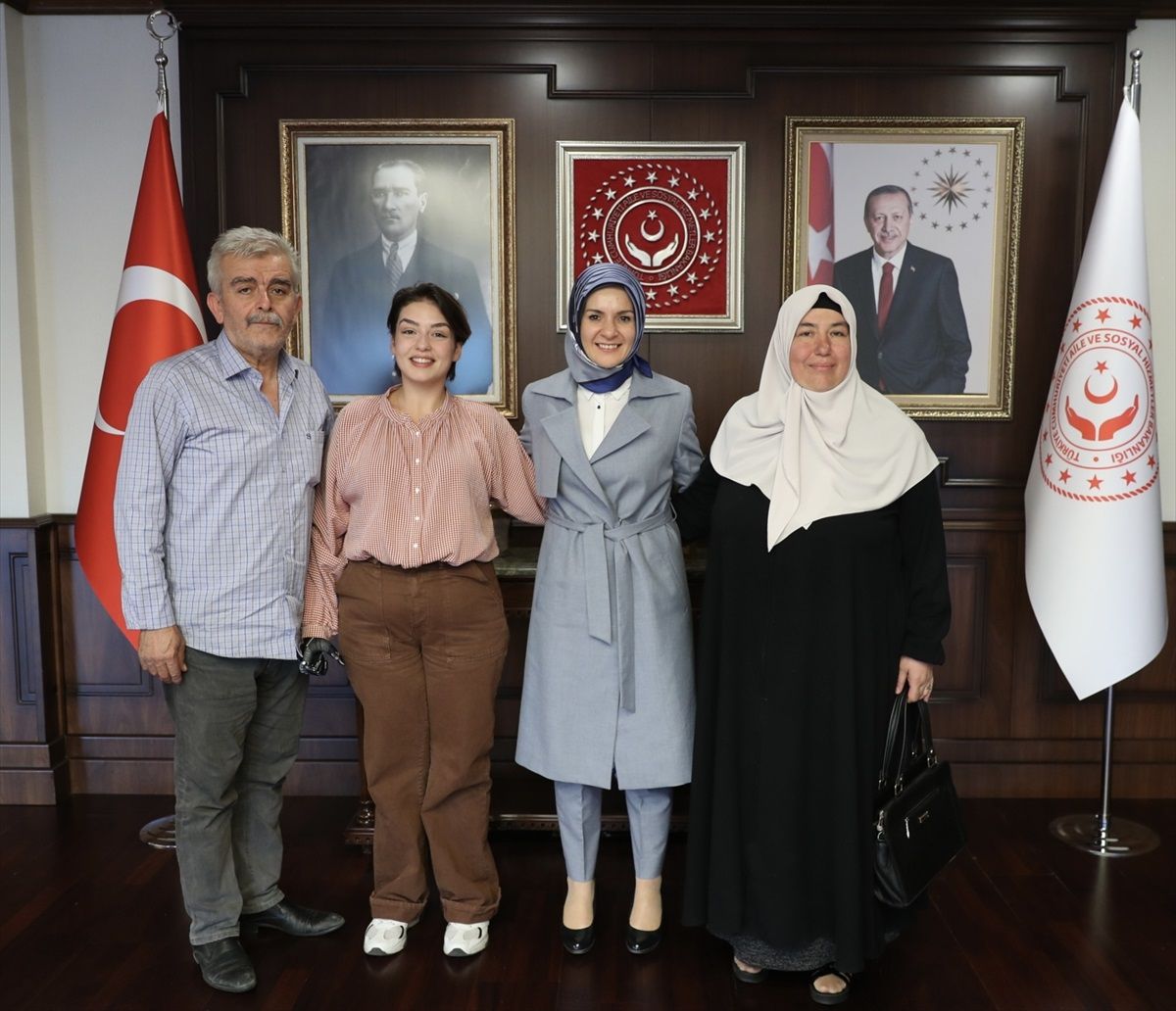 Aile ve Sosyal Hizmetler Bakanı Mahinur Özdemir Göktaş, 1 milyon lira ödül kazanan Rabia Birsen Göğercin ile buluştu