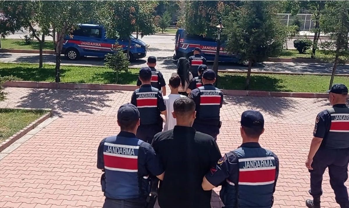 Aksaray'da Uyuşturucu Satıcısı 3 Zanlı Tutuklandı