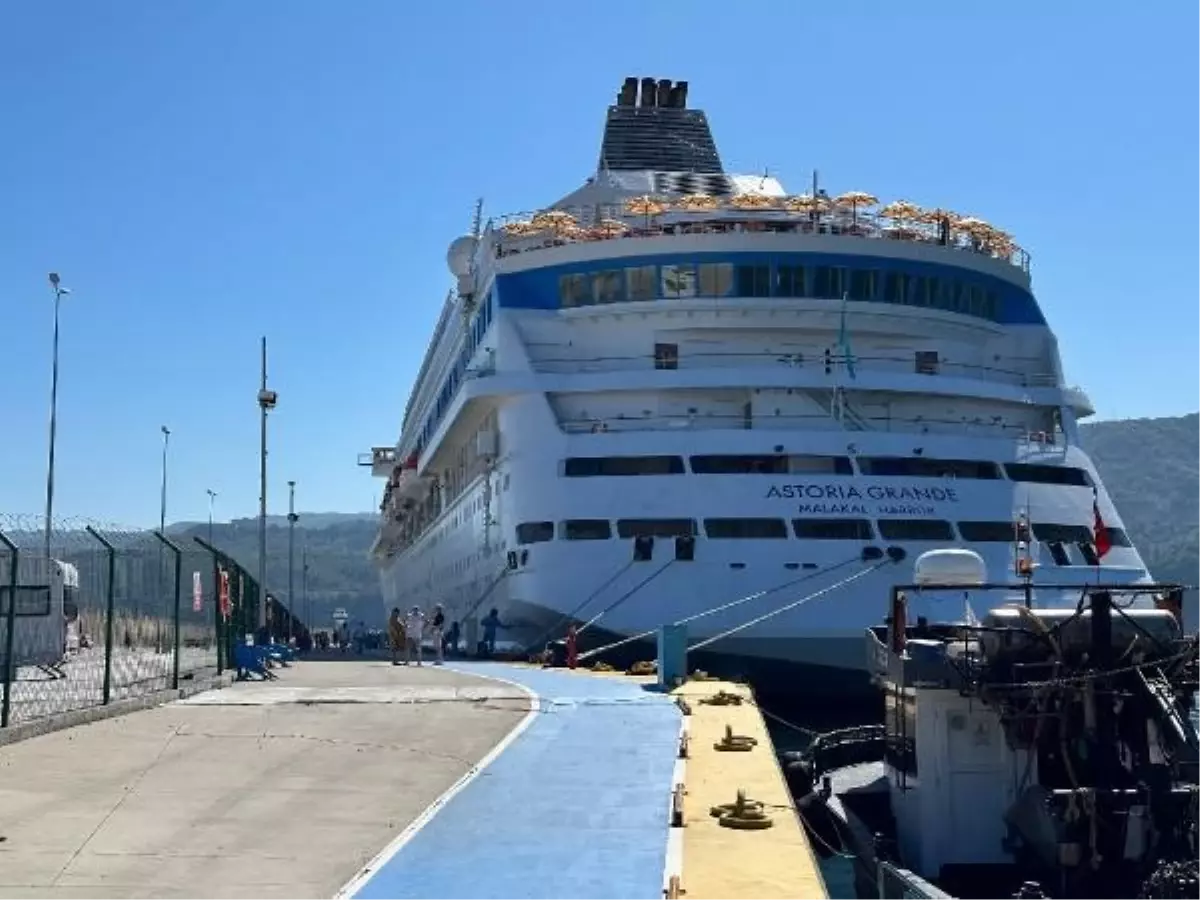 Rus Turistler Amasra'da Denize Girdi