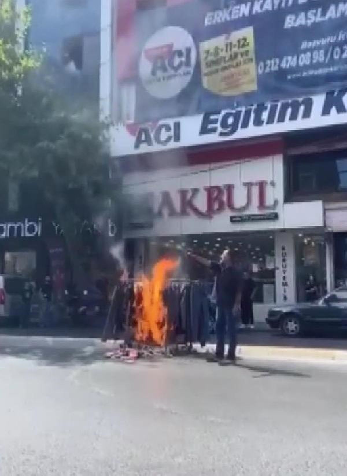 Bağcılar'da İş Hanı Yönetimine Tepki: Ürünlerini Ateşe Verdi