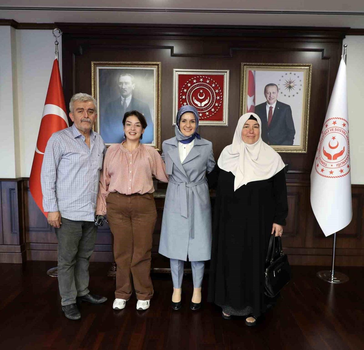 Bakan Göktaş, 1 Milyonluk Ödülü Kazanan Rabia Birsen Göğercin'i Ağırladı