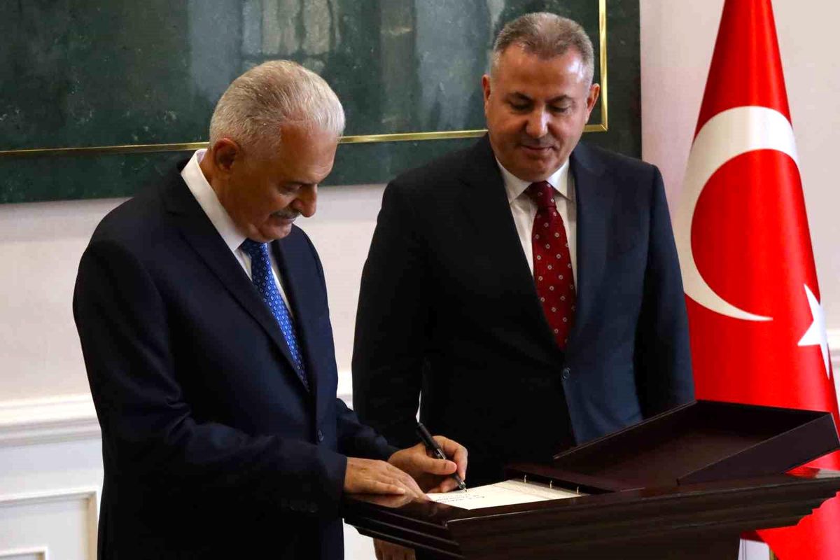 Binali Yıldırım İzmir Valiliğini Ziyaret Etti
