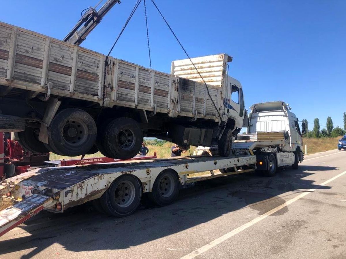 Burdur'da kamyon şarampole devrildi, sürücü ağır yaralandı
