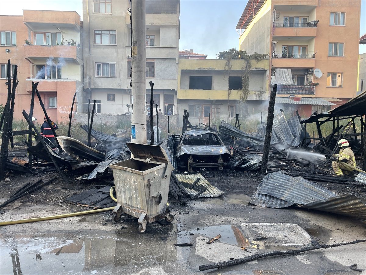 Bursa'da çıkan yangında bir otomobil kullanılamaz hale geldi