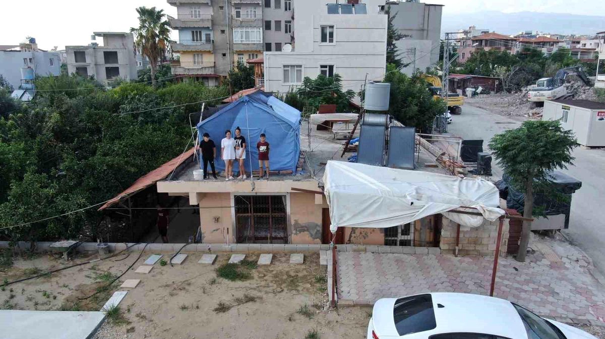 Depremzede Ailesi Evlatları İçin Çadır Kurdu