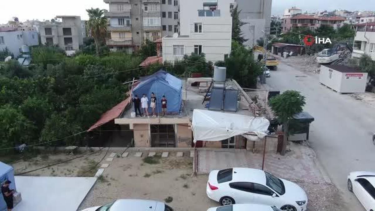 Depremzede öğrenciler evin damına çadır kurarak ders çalışıyor
