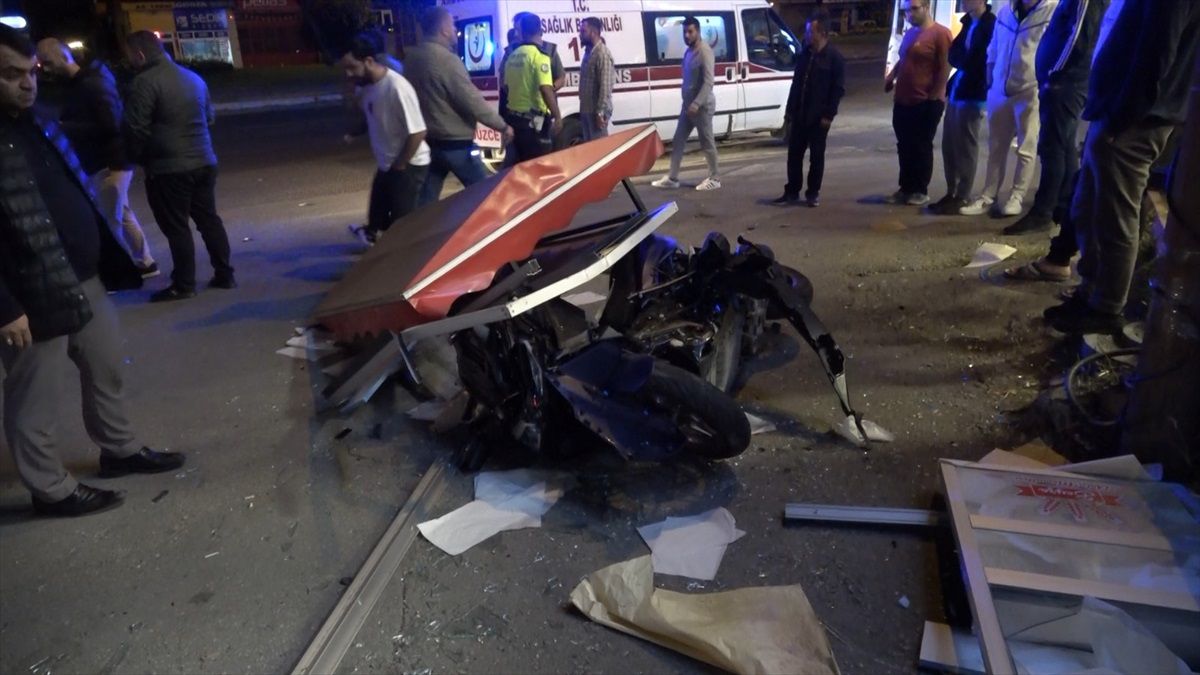 Düzce'de otomobile çarpan motosikletteki 2 kişi ağır yaralandı