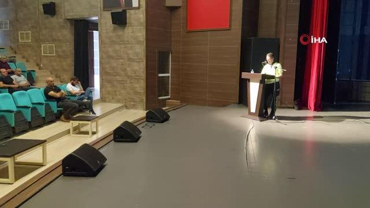 Emniyetten öğrenci taşıyan şoförlere bilgilendirme toplantısı