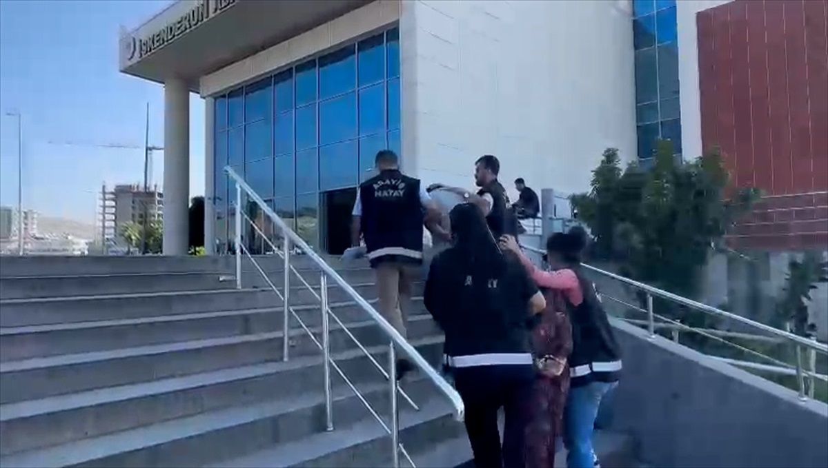 İskenderun'da Polis Olarak Tanıtıp Dolandırıcılık Yapan Şüphelilerden Birisi Tutuklandı