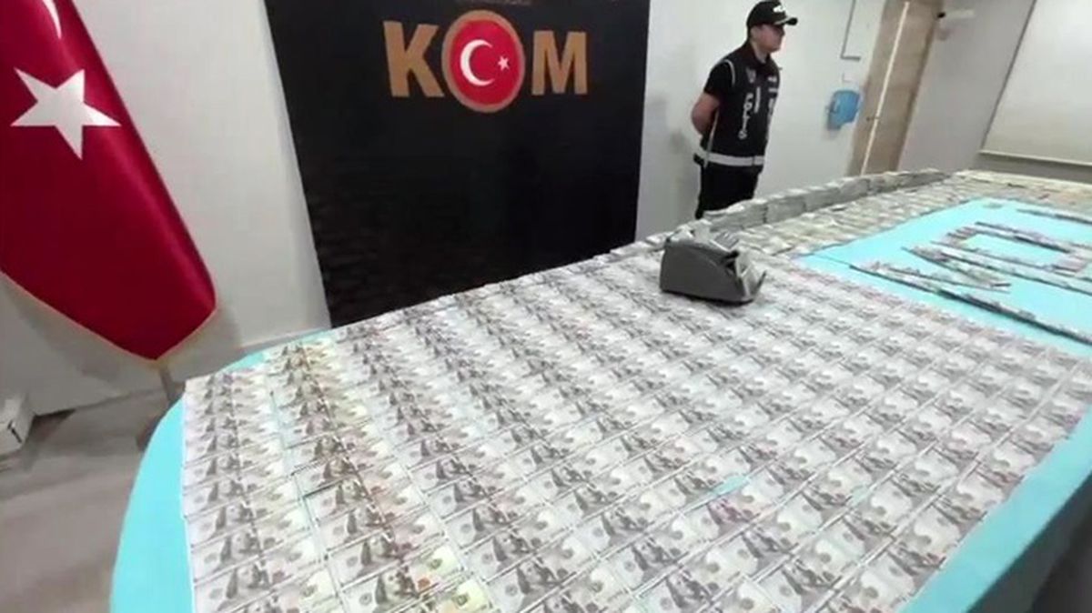 İstanbul'da sahte para operasyonu: 2 milyon 300 bin dolar ve 108 bin euro ele geçirildi