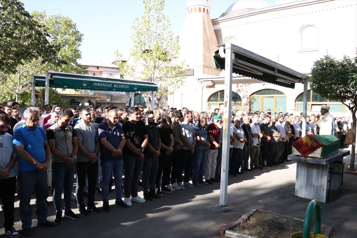 İstanbul'da trafik kazasında hayatını kaybeden hamile kadın Bursa'da defnedildi