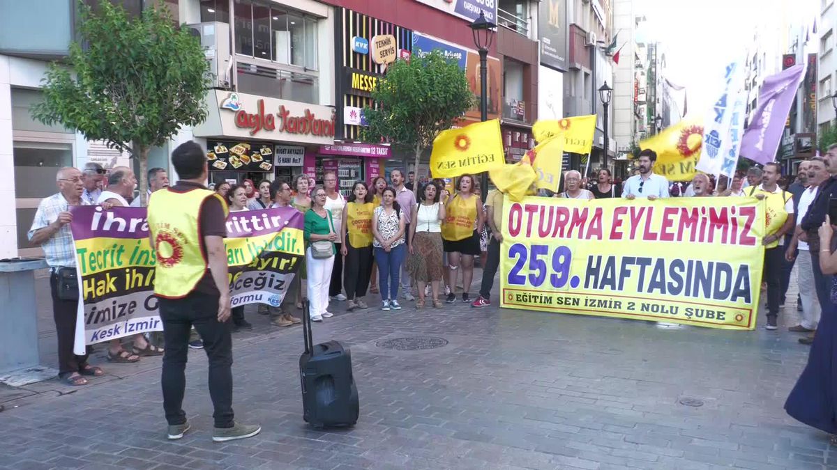 İzmir'de Khk Eylemi... Eğitim-Sen Myk Üyesi Sinan Muşlu: 'İhraçlar Politik Bir Tutumdur'