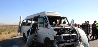 Karaman'da Lastiği Patlayan Köy Minibüsünde Ölü Sayısı 2'ye Yükseldi