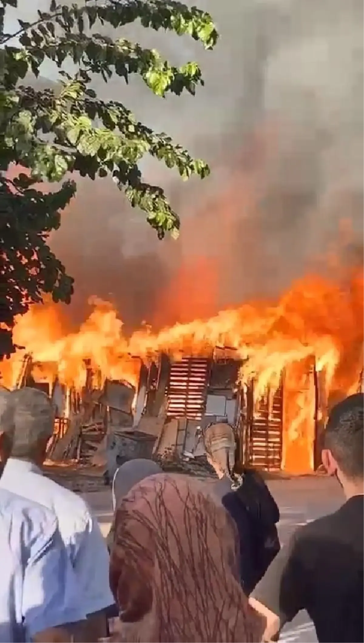 Bursa'da Mahalle Sakinlerinin Garajında Yangın Çıktı