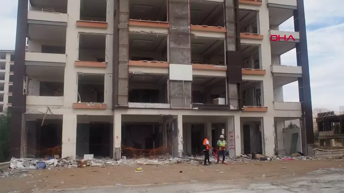 Malatya'da depremde ağır hasar alan 10 katlı 2 bina patlayıcı ile yıkıldı