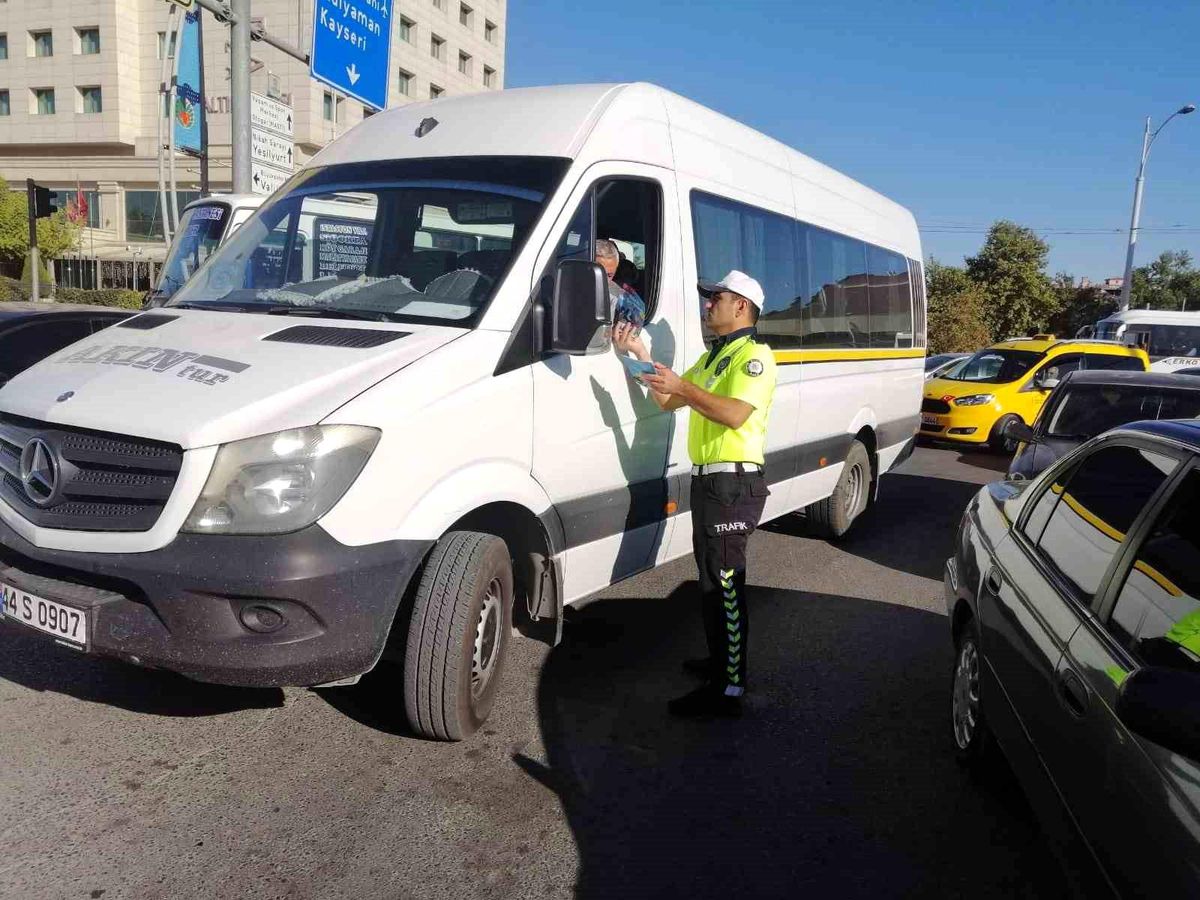 Malatya'da polis okul önlerinde denetim gerçekleştirdi