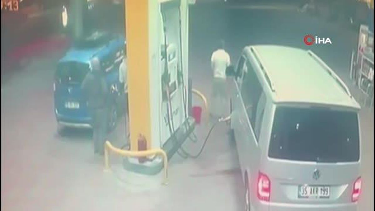 Motosiklet otomobile çarpıp dükkana girdi: 2 yaralı