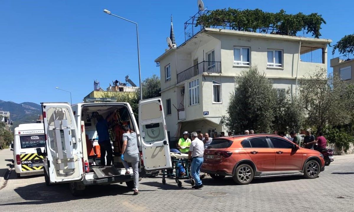 Antalya'da otomobil ile motosiklet çarpıştı, motosiklet sürücüsü yaralandı