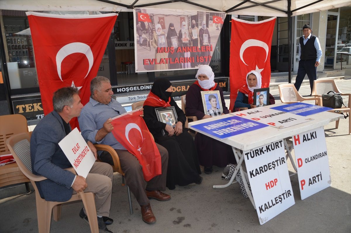 Muş'ta HDP'yi sorumlu tutan aileler oturma eylemi yaptı