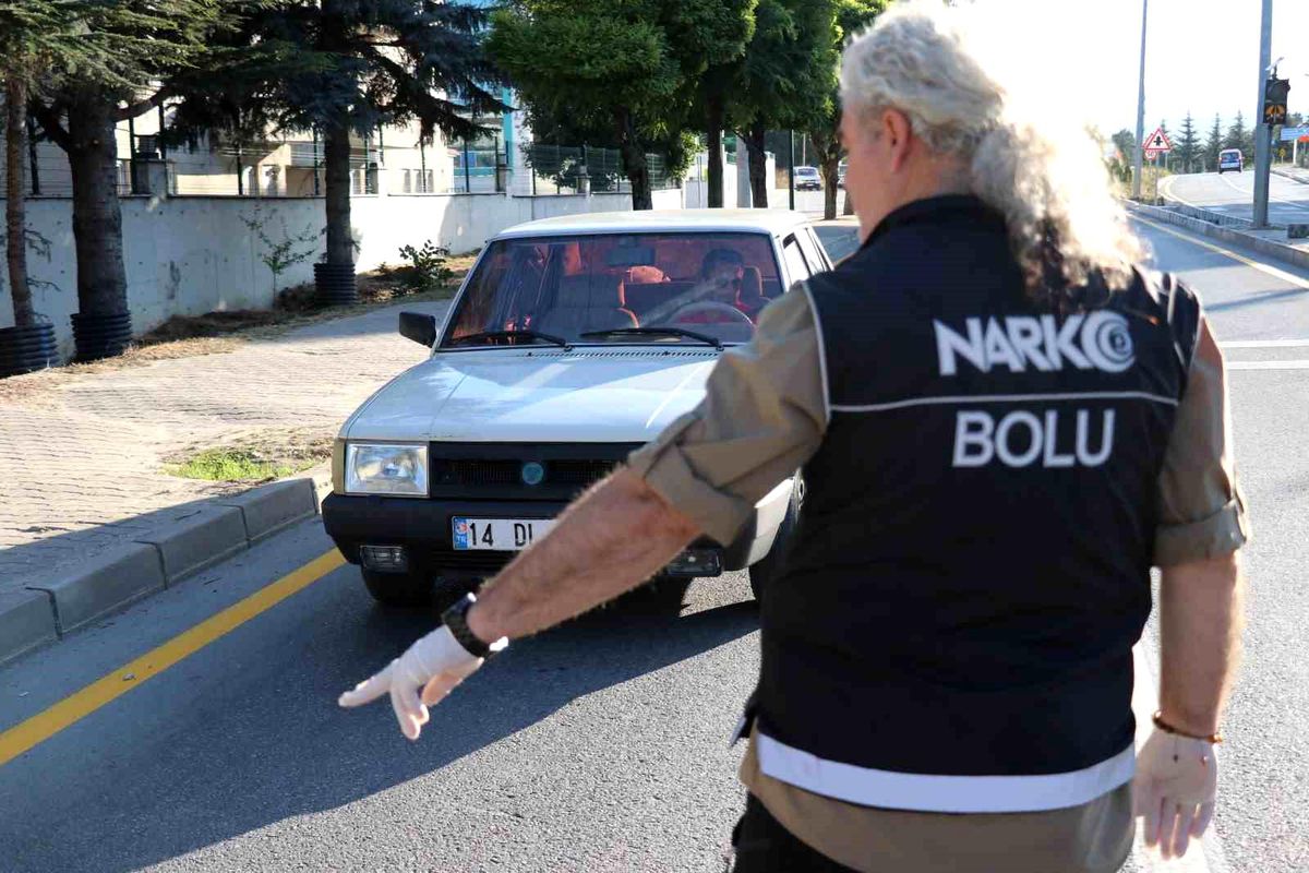 Bolu'da Mudurnu-Bolu yolu üzerinde geniş çaplı narkotik denetimi yapıldı