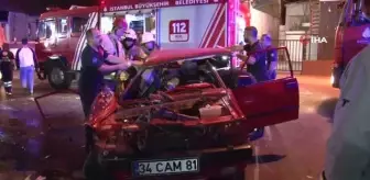 Oksijen yüklü tıra çarpan otomobil hurdaya döndü: 2 yaralı