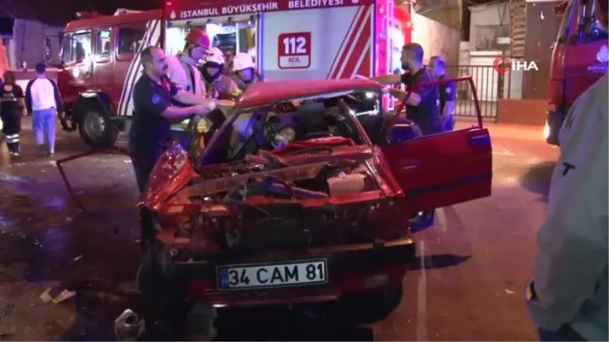 Oksijen yüklü tıra çarpan otomobil hurdaya döndü: 2 yaralı