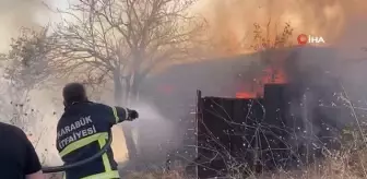 Otluk alanda çıkan yangında garaj ve baraka kül oldu