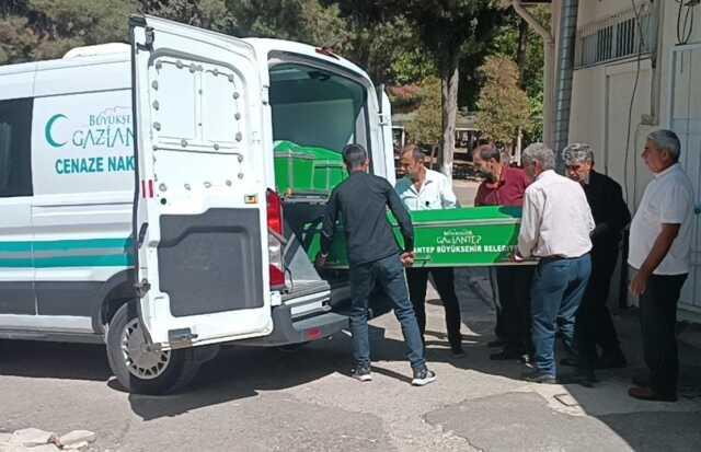 Park halindeyken hareket eden kamyon 8 yaşındaki Salih'i ezdi Park halindeyken hareket eden kamyon 8 yaşındaki Salih'i ezdi