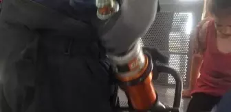 Posta gişesindeki banka bacağı sıkışan çocuğu itfaiye kurtardı