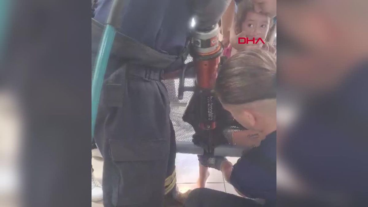 POSTA GİŞESİNDEKİ BANKA BACAĞI SIKIŞAN ÇOCUĞU İTFAİYE KURTARDI
