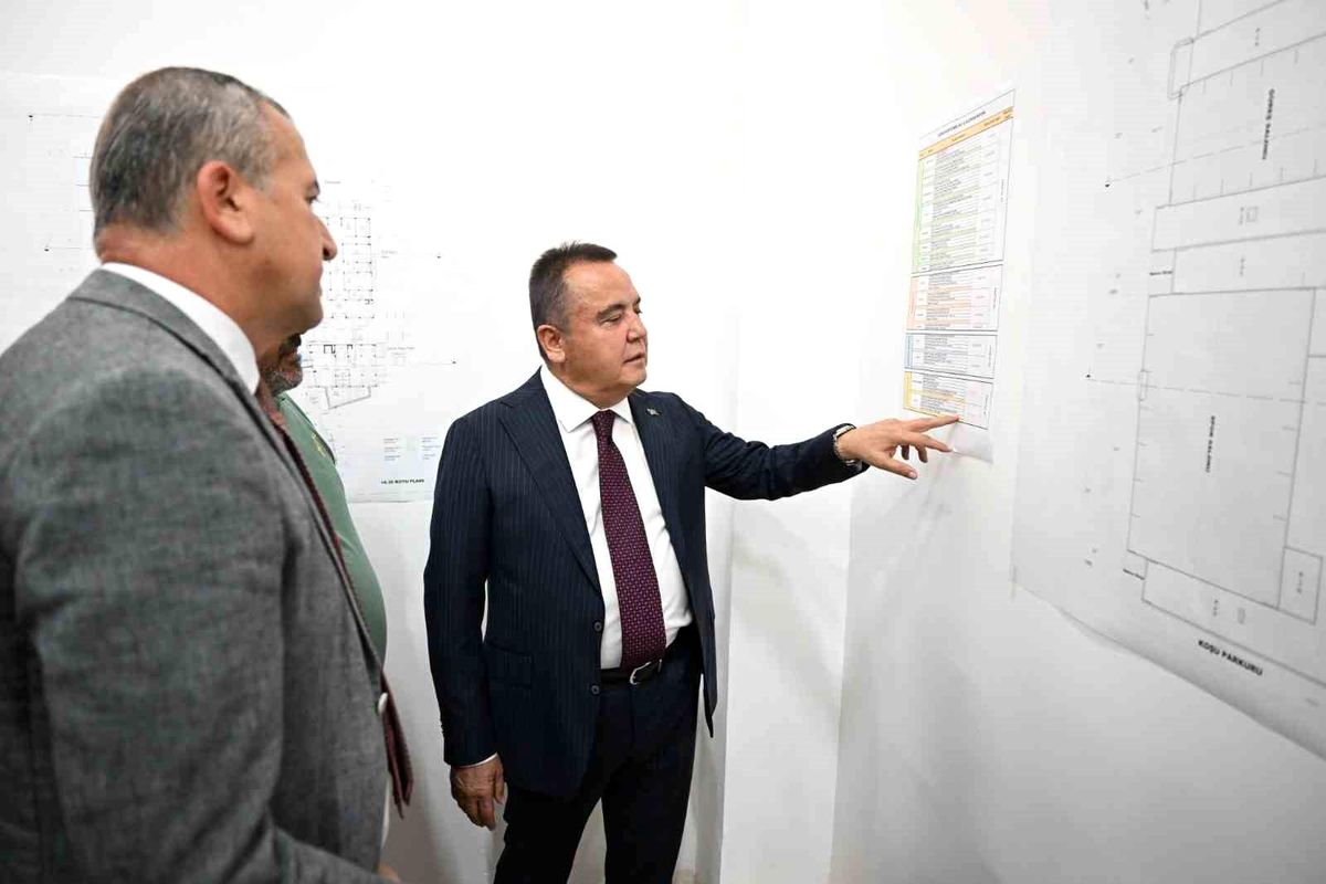 Antalya Büyükşehir Belediye Başkanı Muhittin Böcek, Sedir Spor Kompleksi'ndeki çalışmaları denetledi