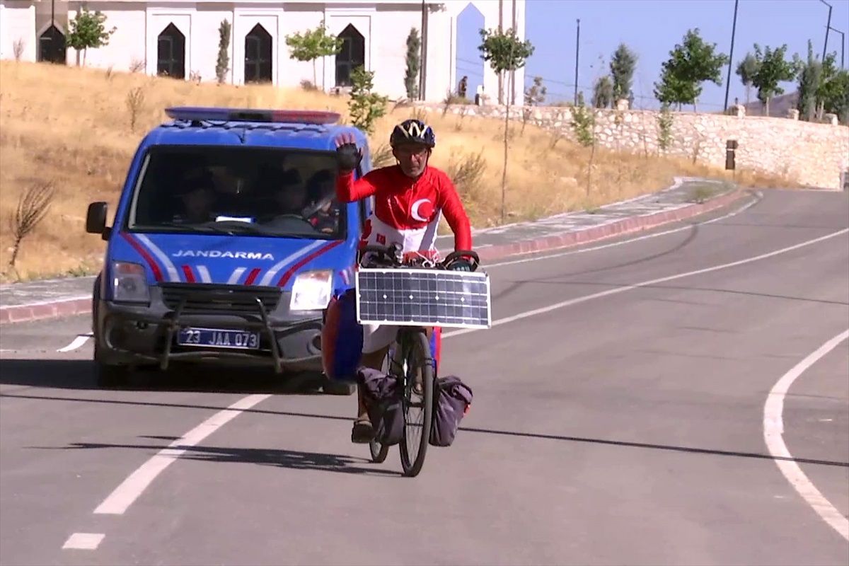 Şehit Fethi Sekin anısına İzmir'den Elazığ'a pedal çevirdi