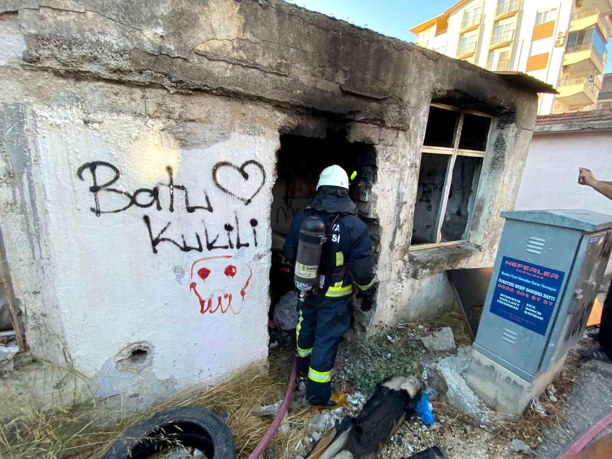 Serik'te Geri Dönüşüm Malzemeleri Yangında Kül Oldu