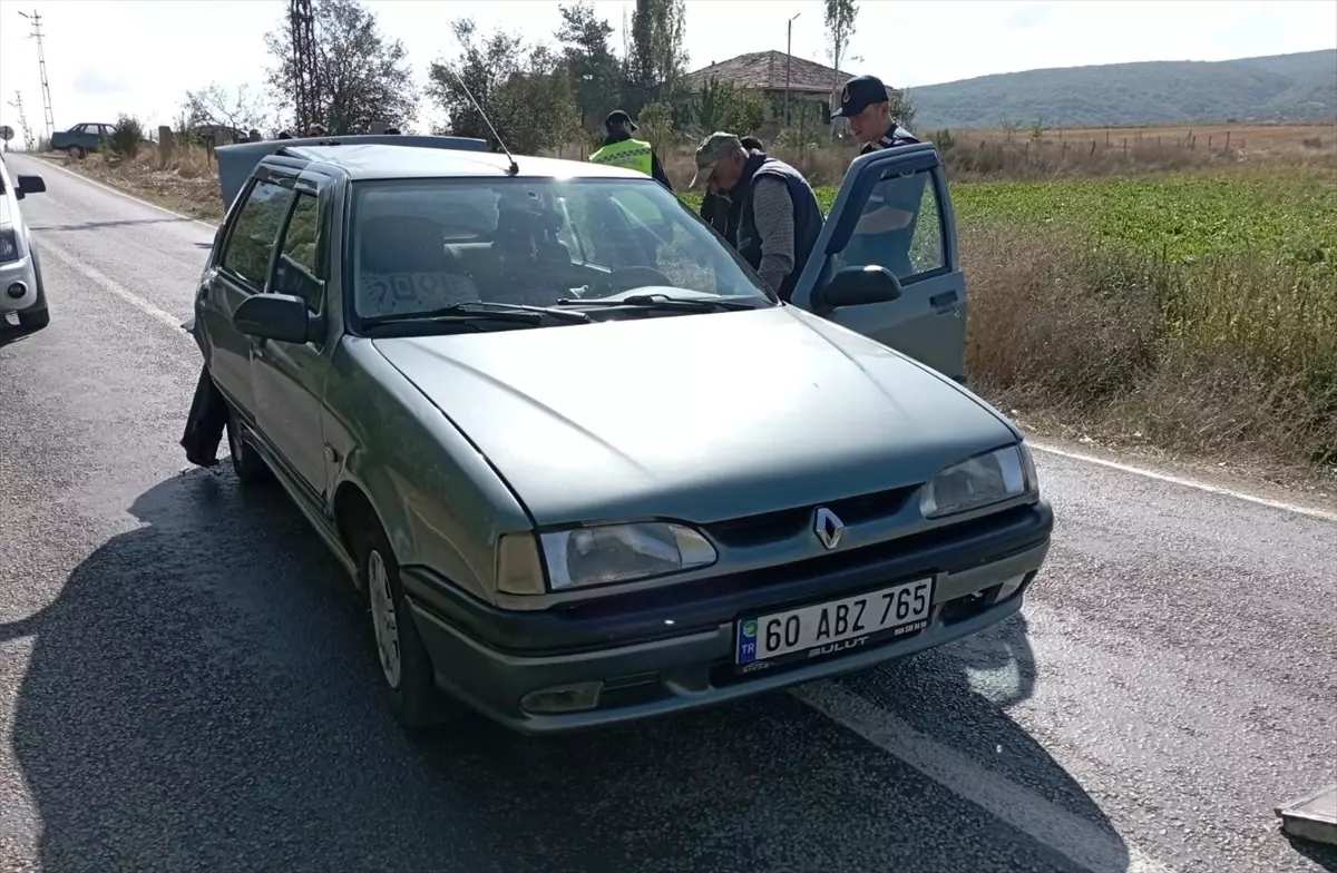 Tokat'ta Otomobil Çarpışması: 3 Kişi Yaralandı