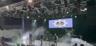 Ünlü grubun konserinde gençler uyuşturucuya karşı uyarıldı