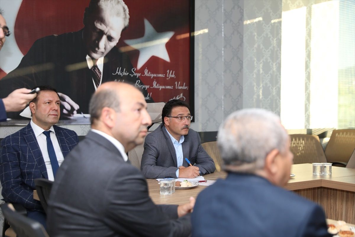 Vali Gökmen Çiçek, Aile ve Sosyal Hizmetler İl Müdürlüğünü ziyaret etti