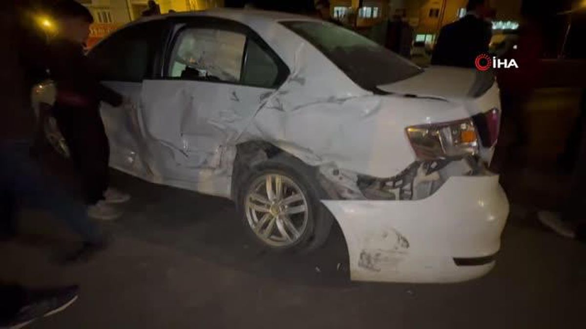 Yüksekova'da otomobil ile minibüs çarpıştı: 4 yaralı
