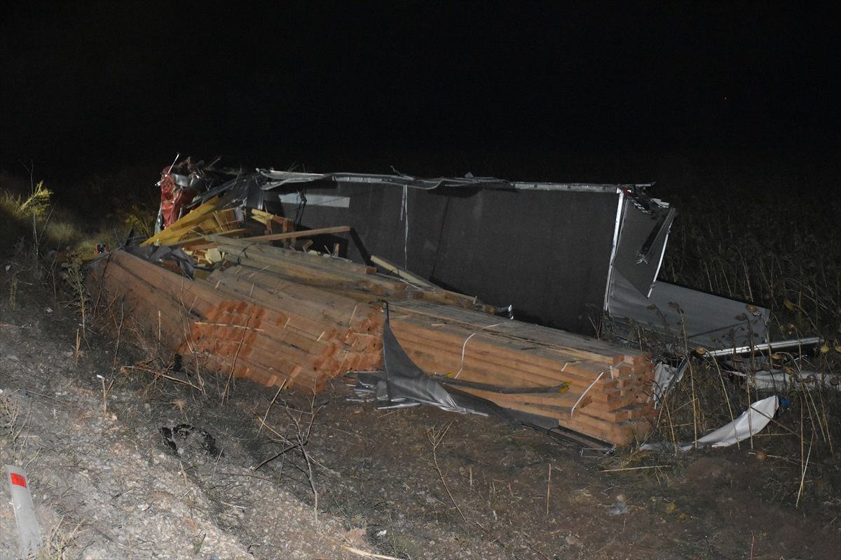 Afyonkarahisar'da Kereste Yüklü Tır Şarampole Devrildi, Sürücü Hayatını Kaybetti