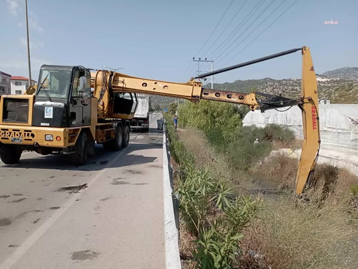 Antalya Büyükşehir Belediyesi, yağmur sezonu öncesinde kanal temizliği çalışmalarına hız verdi