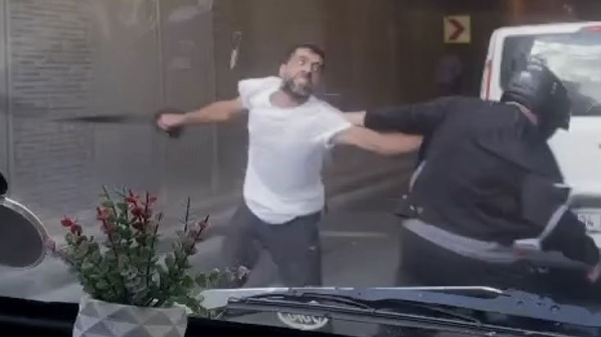 Trafikte ters yön kavgası! Belinden çıkardığı kemerle sürücüye saldırdı