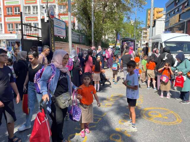 Bağcılar'da Okul Bahçesine Giren Pitbull Veli ve Öğrencilere Korku Dolu Anlar Yaşattı