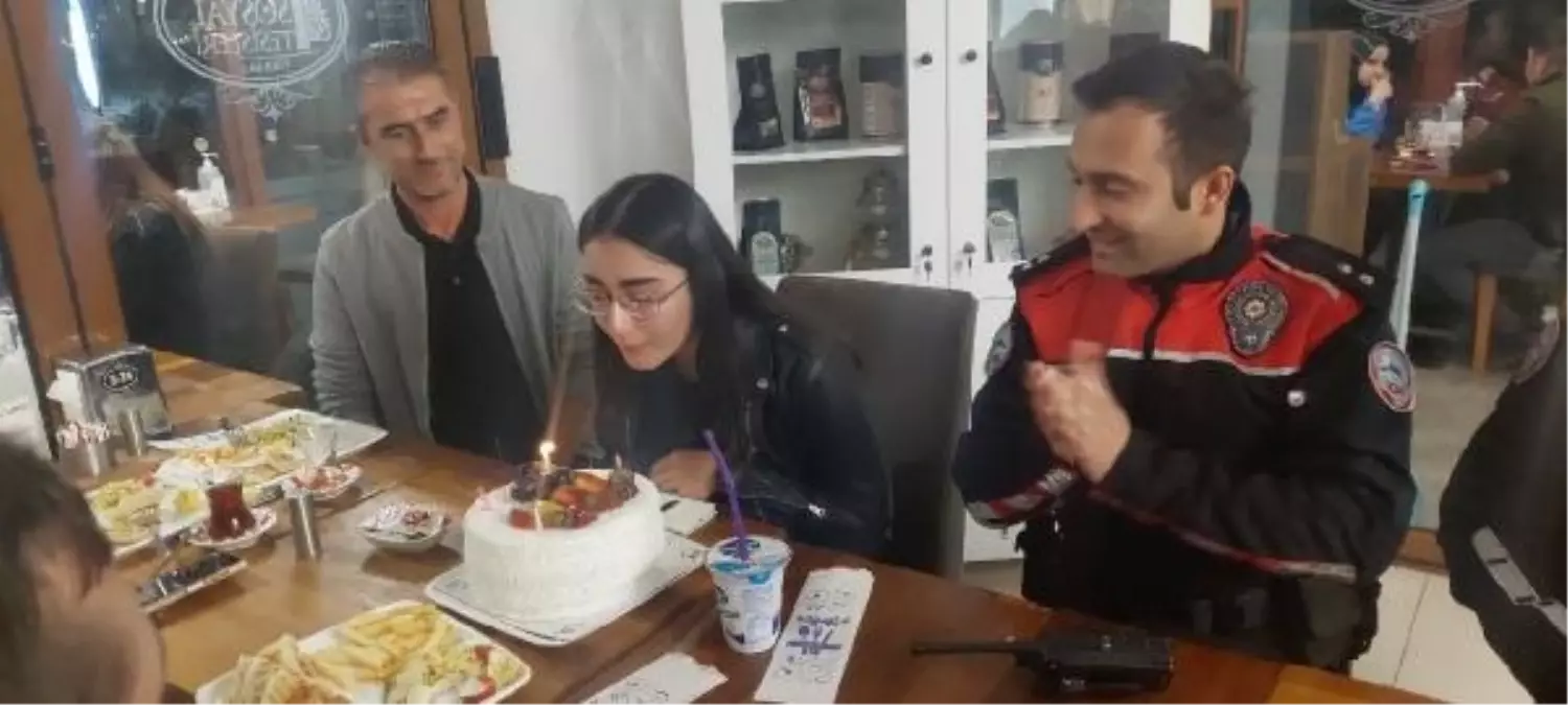 Diyabet Hastası Genç Kıza Polislerden Sürpriz Doğum Günü