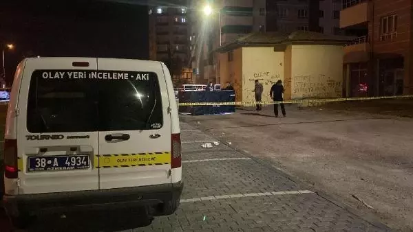 Kayseri'de 18 yaşındaki genç kız iş çıkışı sokak ortasında vurularak öldürüldü Kayseri'de 18 yaşındaki genç kız iş çıkışı sokak ortasında vurularak öldürüldü