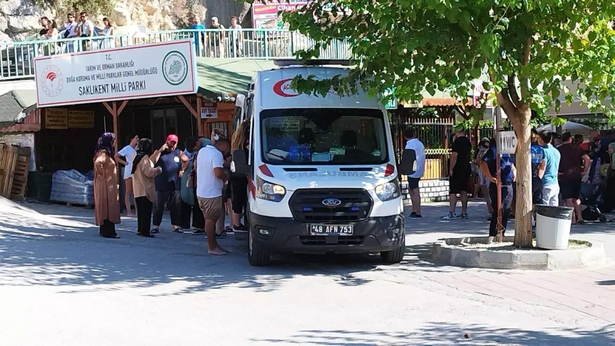 Saklıkent Milli Parkı'nda Kaya Parçaları Düştü: 5 Turist Yaralandı